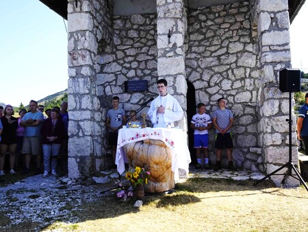 Sveto mašo je daroval novi cerkljanski kaplan Luka Anžič